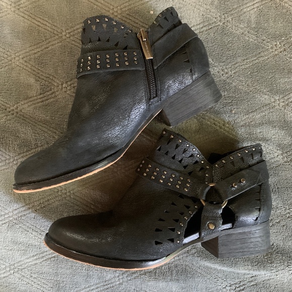 Vince camuto  booties with silver stud detail real leather - Picture 1 of 4